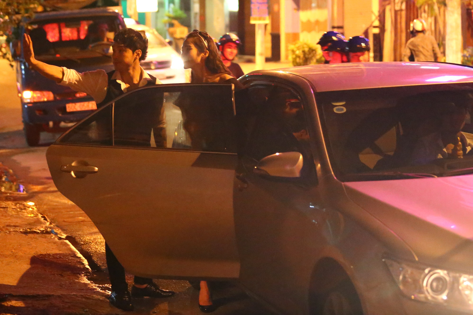 Cặp đôi không quên vẫy tay chào tạm biệt người hâm mộ.