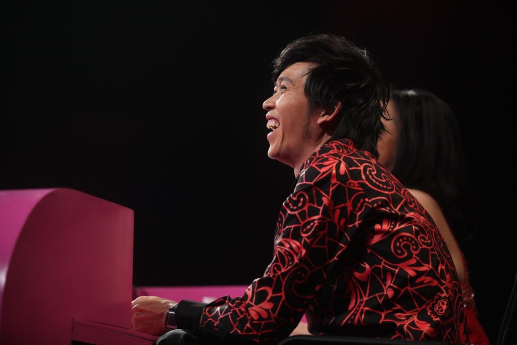 Đây cũng là tập mà 2 danh hài nổi tiếng Hoài Linh - Việt Hương đã mắc lừa, đoán sai liên tục trong các vòng thi. Tuy nhiên, cuộc tranh cãi giữa 2 đội chơi không mang đến không khí cạnh tranh quyết liệt và đầy hấp dẫn như các tập trước. Hai khách mời Jenifer Phạm và Nathan Lee không có nhiều phán đoán, không có những phản biện sôi nổi khiến không khí của tập 6 thiếu đi sự tương tác giữa các nghệ sĩ. Tập 7 của Người bí ẩn sẽ được phát sóng tối chủ nhật, 11/5 trên HTV7.