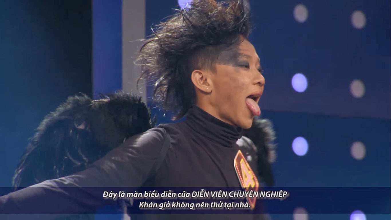 Chính tay Việt Hương kiểm tra lưỡi lam thật. Minh Công bắt đầu nhai nhóp nhép trong miệng khiến nhiều người như muốn đứng thở.