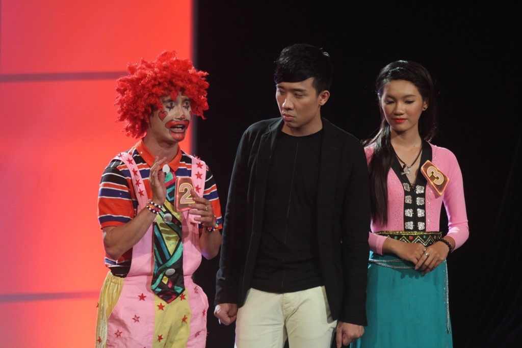 Tại vòng 5, 2 đội phải tìm ra bạn diễn của nghệ sĩ phóng dao. Nhóm người bí ẩn ra sức tung hứng, đánh lạc hướng người chơi khiến họ bị mắc lừa. Hai đội tiếp tục đoán sai và tỷ số dừng lại ở 2-2 chung cuộc và người bí ẩn là nghệ sỹ Lâm Happy.