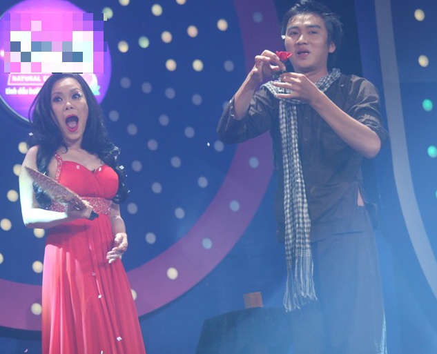 Ảo thuật gia trẻ mời Việt Hương tham gia vào tiết mục biểu diễn và nữ danh hài đã không ngần ngại cùng anh phối hợp trong một màn ảo thuật mang đến cảm xúc lãng mạn cho khán giả. Tỷ số vẫn là 2-2.