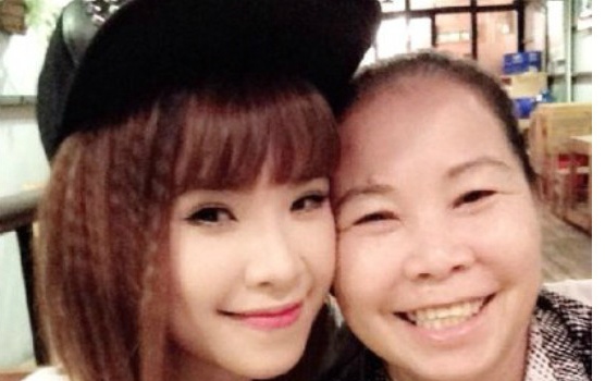 Khoi My khoe anh hanh phuc ben me hinh anh