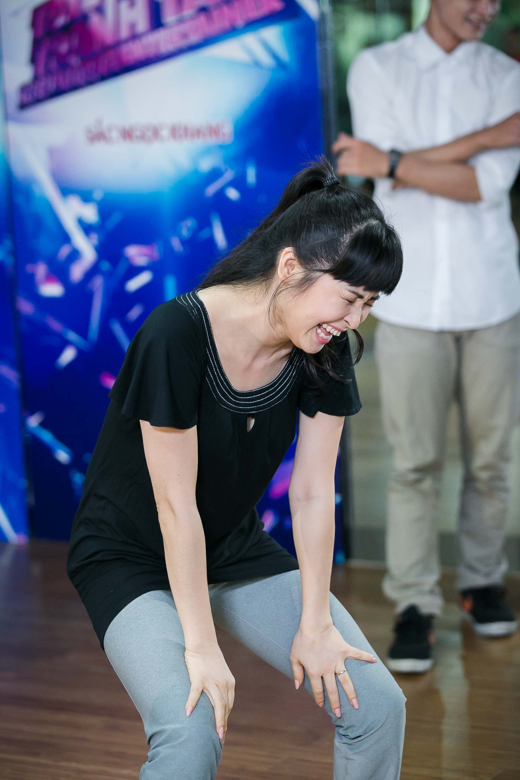 Cô chuyên trị dòng nhạc dân ca, dân gian đương đại với cách biểu diễn đơn giản trên sân khấu và tập trung gần như hoàn toàn vào giọng hát. Ở thể loại dance, bà mẹ bốn con vẫn không thua kém các đồng nghiệp. Nhảy hiện đại khó nhưng động tác soạt chân được Trang Nhung thực hiện rất tốt. Các vũ công đùa rằng sẽ để Trang Nhung đưa tuyệt chiêu soạt chân của “thể dục nhịp điệu” vào tiết mục. Cô sẽ trình bày bài hit Trắng đen đình đám của Mỹ Tâm.