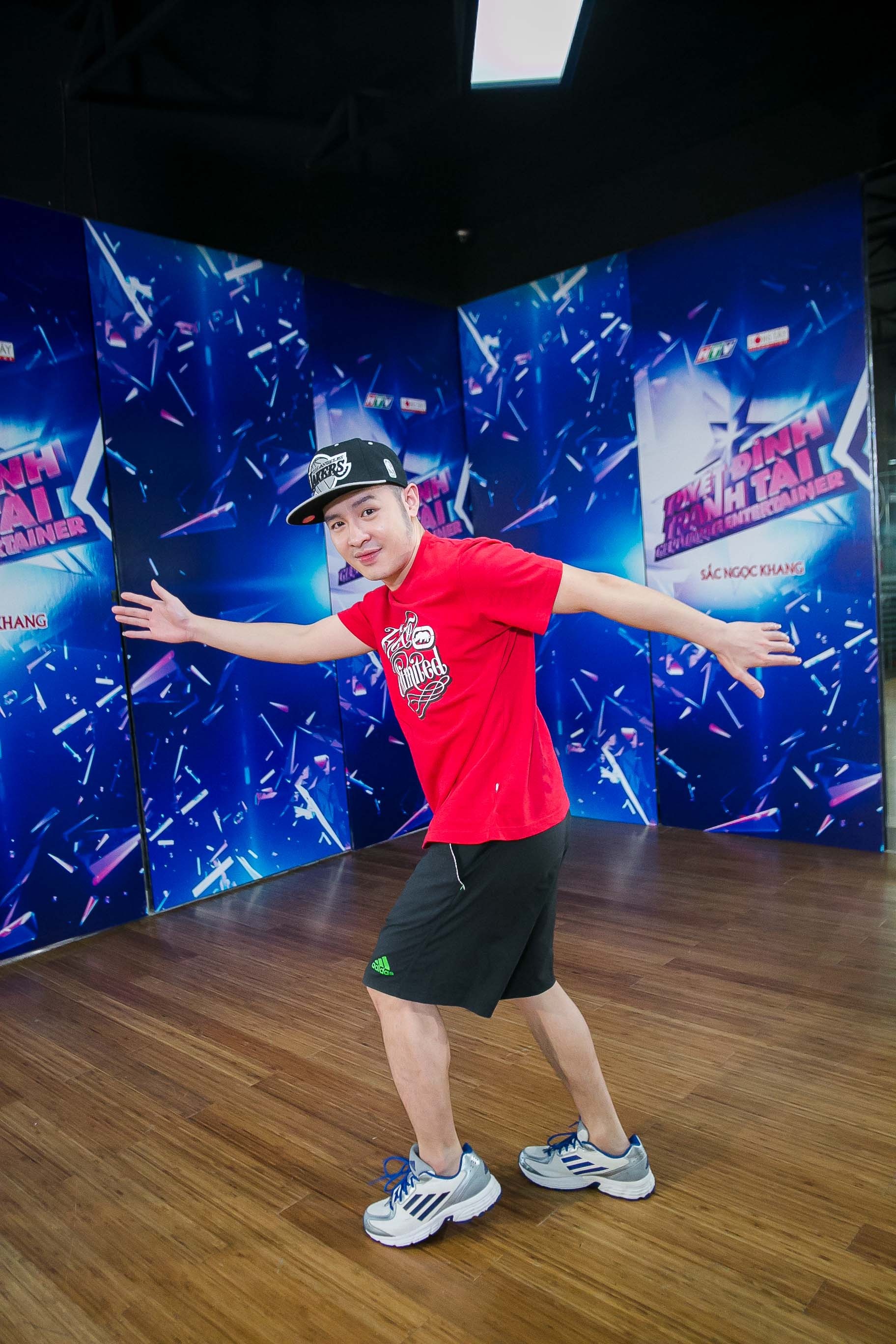 “Hoàng tử Vpop” quen thuộc với các bản nhạc pop ballad nhẹ nhàng, sâu lắng nhưng với dòng nhạc dance anh phải bắt đầu từ những bước cơ bản nhất từ cách bước chân, đánh tay. Hoàng Hải chọn một liên khúc gồm 2 bài dance rất đặc trưng và nổi tiếng của Thu Minh là Taxi và Bay. Đây là hai ca khúc rất nổi tiếng nên áp lực càng nặng hơn. Dù rất khó nhưng để tiếp tục chinh phục chặng đường dài phía trước, Hoàng Hải cần phải nổ lực để khán giả thấy mình làm được nhiều thể lại khác nhau.