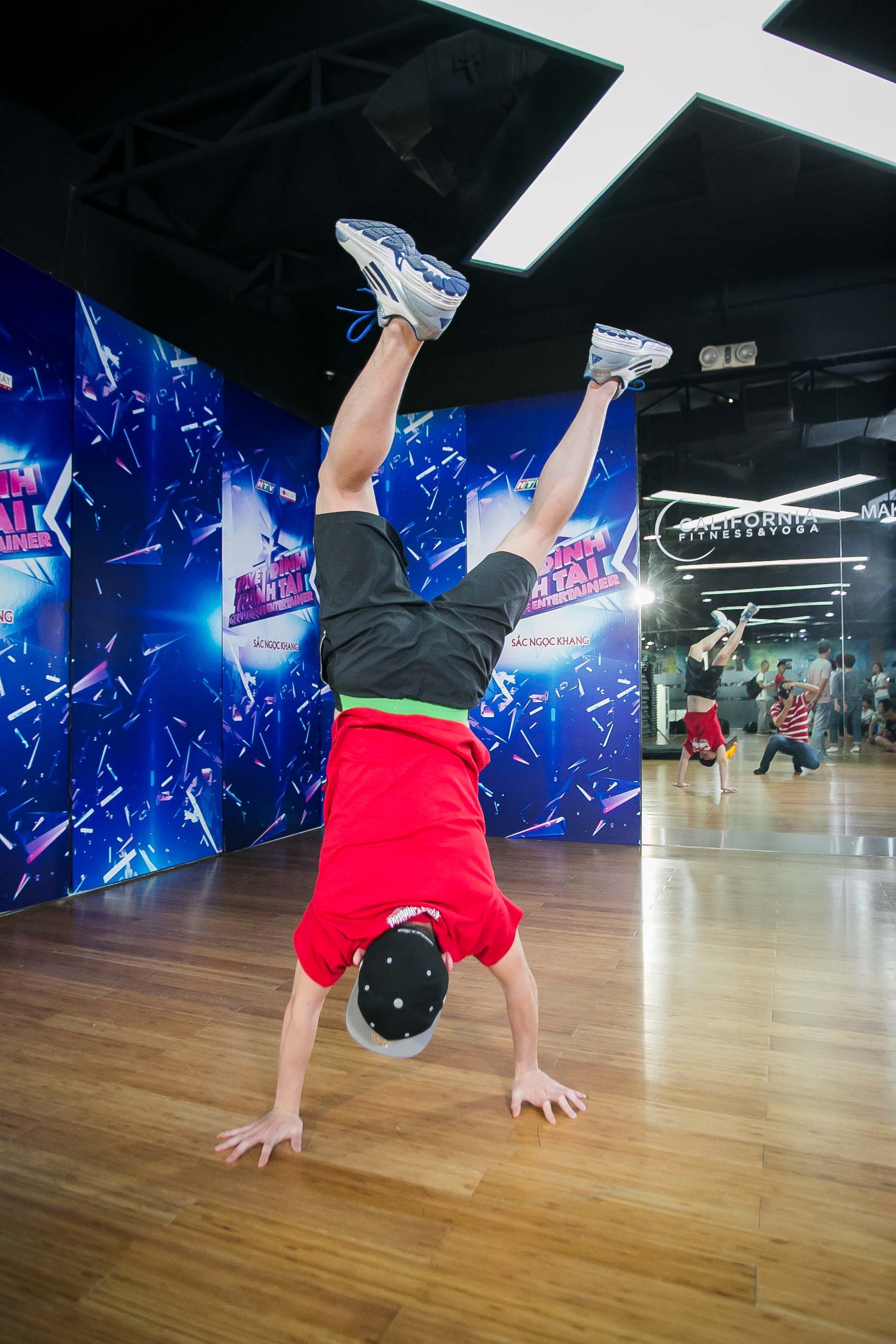 Đồng quan điểm với Đức Tuấn, ca sĩ Hoàng Hải cũng cho rằng, việc một ca sĩ hát được nhiều thể loại là một điều rất khó: Thực ra, Hải nghĩ là không ai có khả năng có thể hát được tất cả các thể loại nhạc. Đấy là quan điểm của Hải. Vì với mỗi ca sĩ họ chỉ thật sự mạnh với một thể loại, hoặc một rưỡi thôi, chứ để mạnh về hai thể loại thì Hải nghĩ cũng khó tìm lắm, quan điểm là một người mà giỏi hai cái như nhau là không làm được.