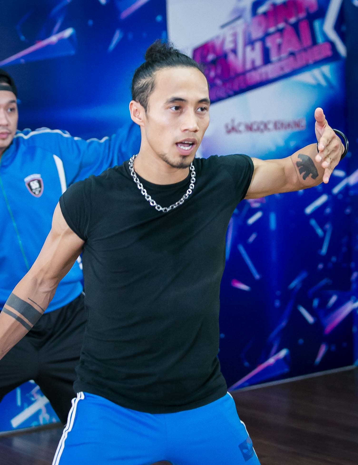 Rocker sẽ có màn biểu diễn ấn tượng khi làm mới hit Xin hãy thứ tha của Hồ Ngọc Hà. Anh chỉ chọn vài vũ công nhưng ấn tượng nhất là Anh Khoa sẽ múa laser trên hiệu ứng ánh sáng hiện đại. Một ý tưởng táo bạo và có phần hơi mạo hiểm vì kỹ thuật này rất khó làm mà thời gian tập luyện không nhiều.