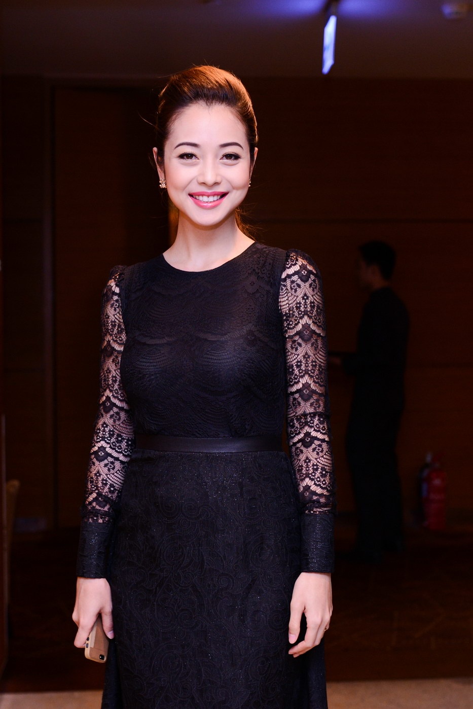 Jennifer Phạm sở hữu vẻ đẹp thanh lịch, quyến rũ, cô còn là người phụ nữ hiện đại. Sau khi kết hôn với người chồng sau, cô tích cực trở lại showbiz với vai trò MC.