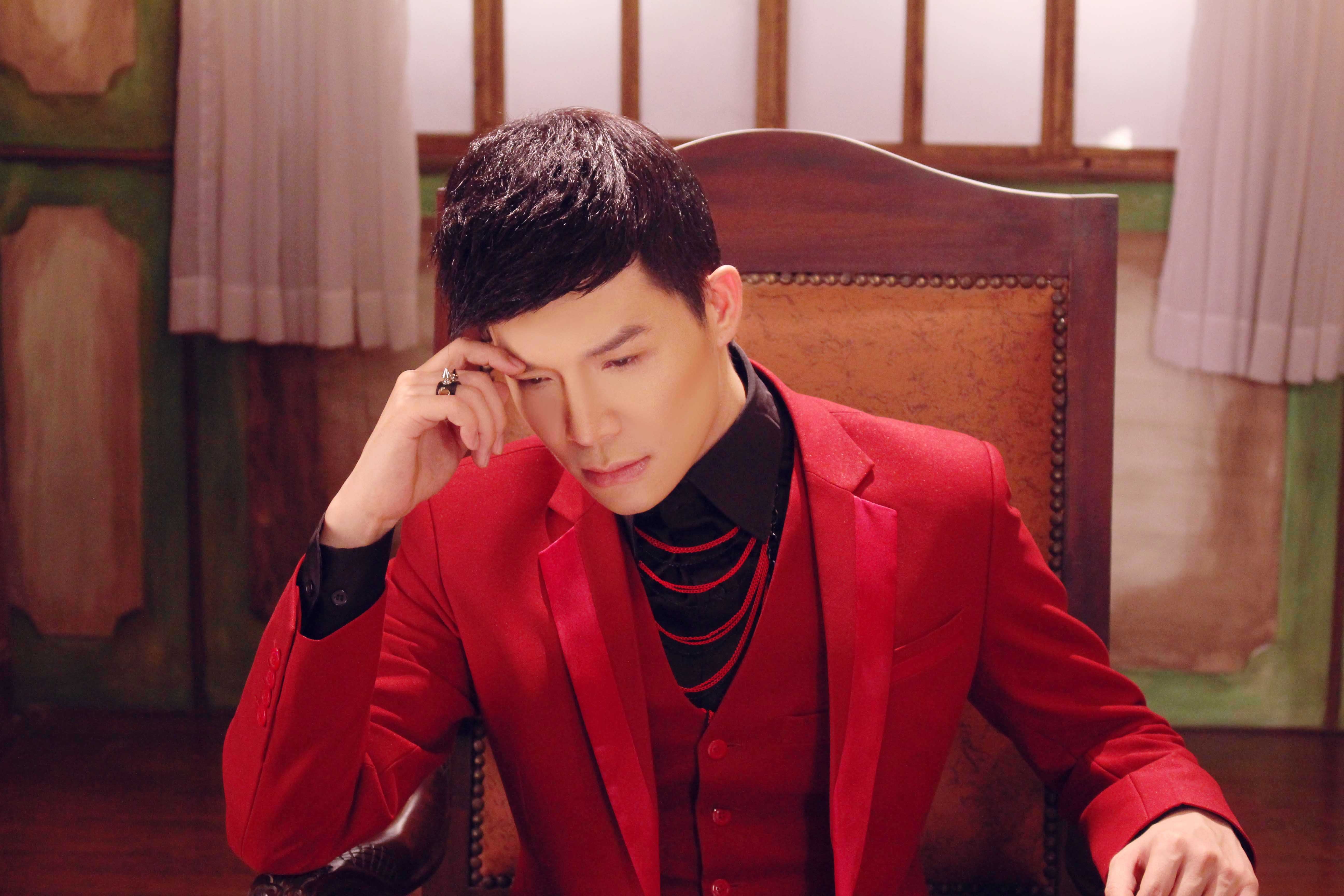 Lúc quay MV, thời tiết Sài Gòn oi bức nhưng cả hai tưởng tượng đang ở một nơi lạnh lẽo để lột tả sự cô đơn của mình.