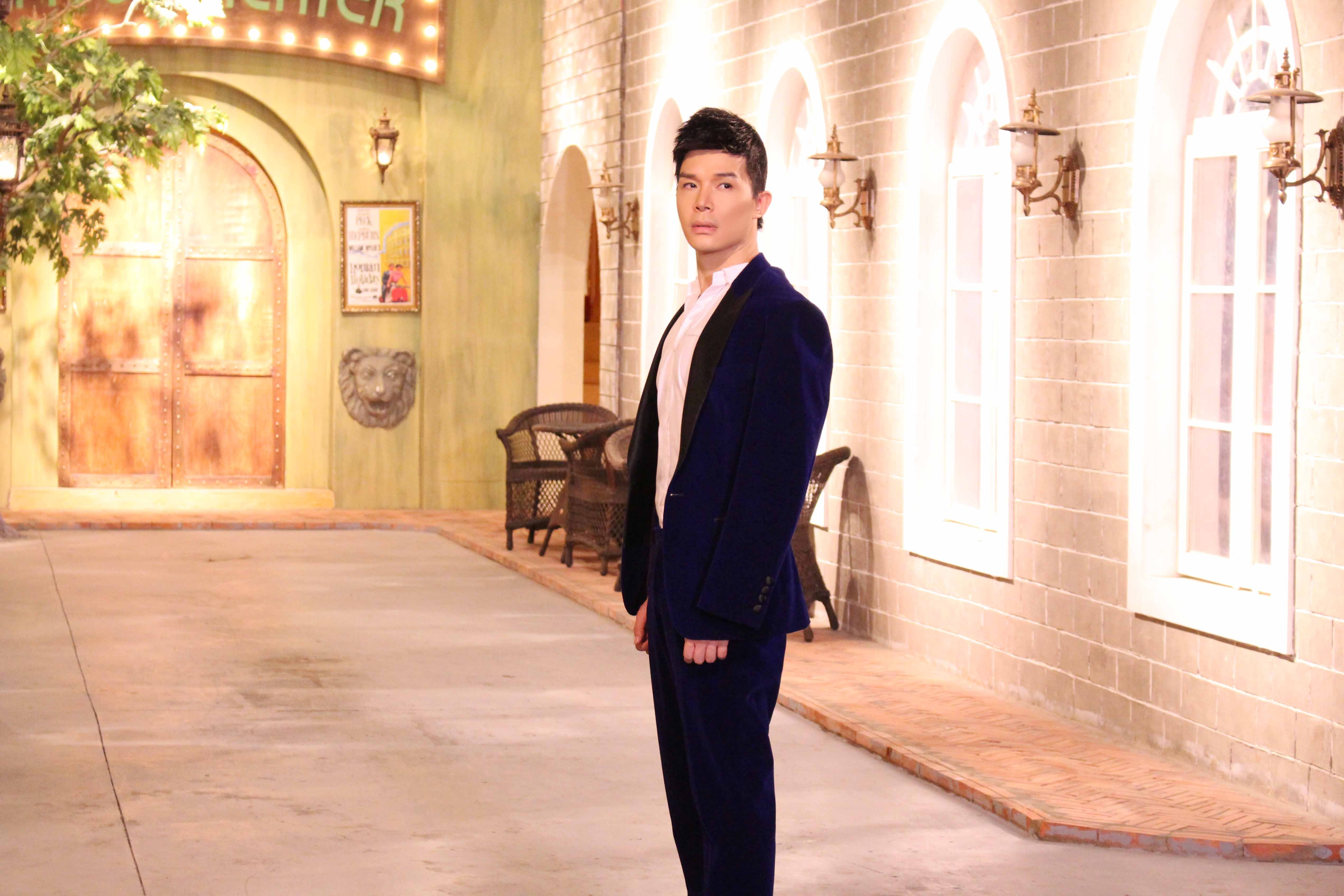 Ngọc Anh rất chú trọng về tính thẩm mỹ của MV nên cô không ngại đầu tư cho sản phẩm mới. Trong những cảnh quay, cả Ngọc Anh và Nathan Lee đều không nhìn mặt nhau một lần nào.