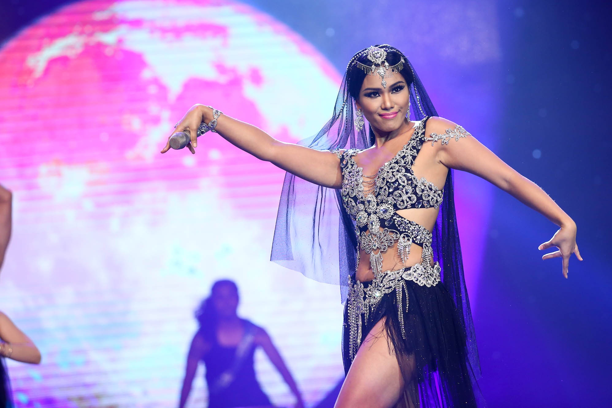 Phương Vy mang đến tiết mục hoàn hảo khi hóa thân thành cô gái Ấn Độ với điệu nhảy Bollywood đầy quyến rũ. Cô chia sẻ, vũ đạo không dễ dàng gì vì trí nhớ kém và cơ thể không đủ dẻo dai. Chọn ca khúc Như sương mai của chính mình, dù lo lắng nhưng Phương Vy xuất hiện kiêu sa trên sân khấu với những động tác cổ, hông, bụng phối hợp ăn ý và dẻo rất chuyên nghiệp. Tiết mục mở đầu chỉ luyện tập trong 3 ngày ngắn ngủi này đã nhận được sự ngợi khen từ cả ba vị giám khảo. Theo nhạc sĩ Huy Tuấn, đây là một tiết mục được biên đạo và dàn dựng rất công phu. Anh thậm chí còn cho Phương Vy “lên mây” khi ví von: “Ngày xưa người ta hay nói xinh như diễn viên Ấn Độ, còn bây giờ tôi sẽ nói đẹp như Phương Vy. Bởi vì Phương Vy đẹp cả trong vũ đạo, trong giọng hát và tinh thần cũng rất là đẹp”.