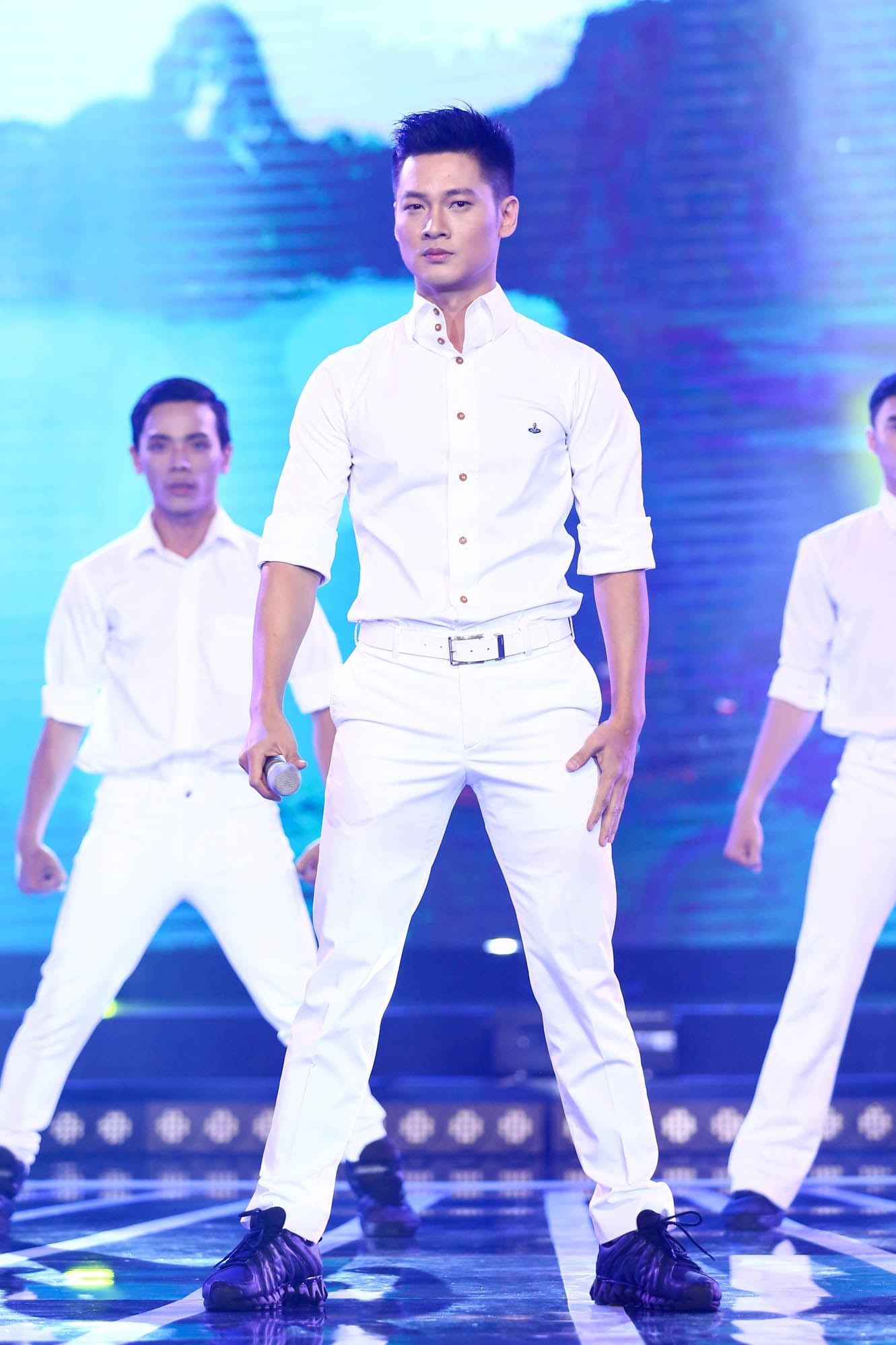 Đức Tuấn bất ngờ thay đổi bài hát, anh chọn ca khúc Nối vòng tay lớn của Trịnh Công Sơn thay lựa chọn ban đầu. Anh quyết định đổi bài hát và có 2 ngày để tập luyện. Nhưng  tiết mục của Đức Tuấn rất thành công khi khuấy động được không khí của toàn khán phòng. Trong một ca khúc của nhạc Trịnh, anh thể hiện theo phong cách dance. Đức Tuấn rất thông minh trong lựa chọn bài và xử lý theo chất giọng đầy kỹ thuật, giúp anh che chắn được hạn chế về vũ đạo.