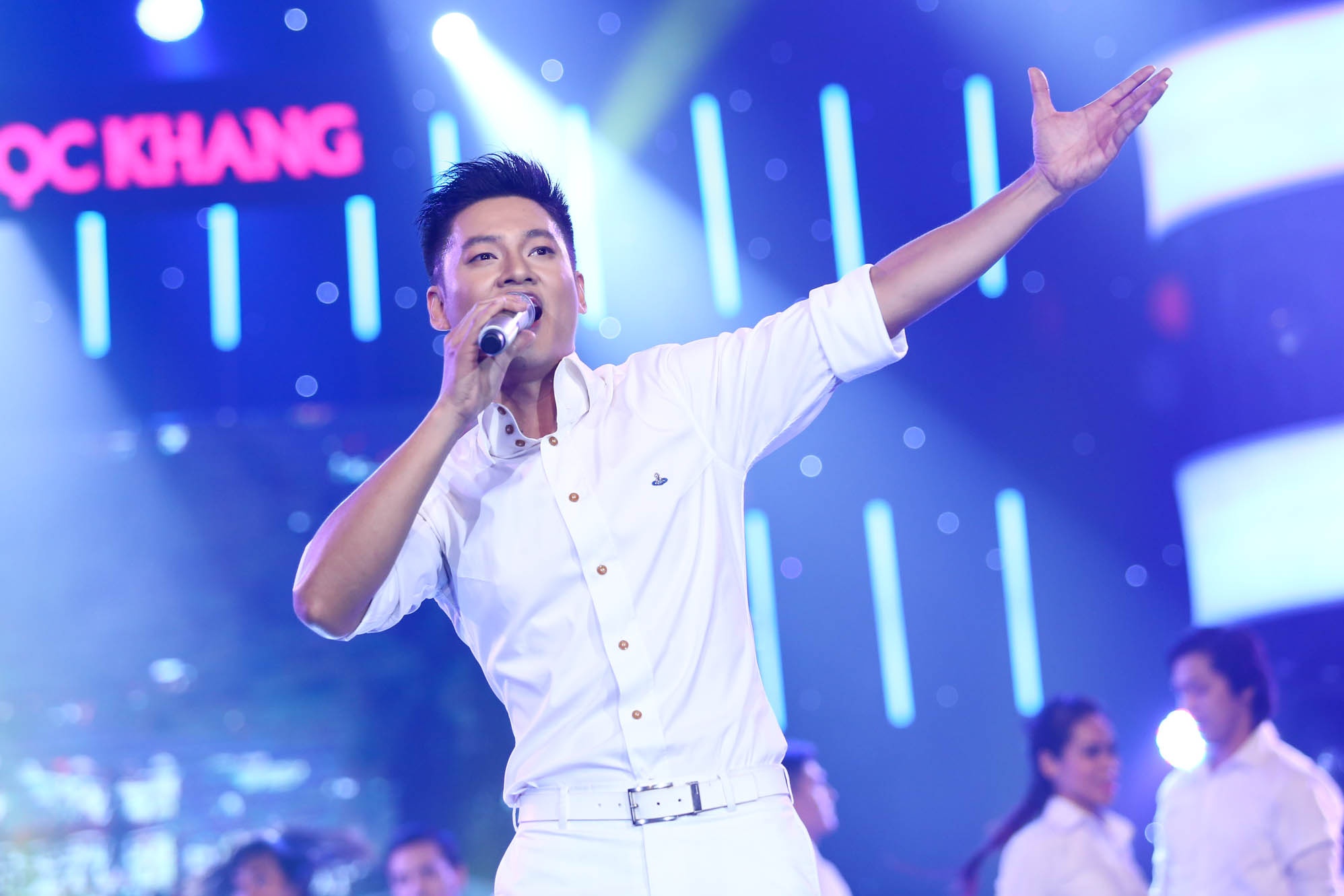 Theo Huy Tuấn cảm nhận: “Dance có vẻ không phải sở trường của Đức Tuấn, nên có một số chỗ hơi lúng túng một chút, cũng như trong phần trình diễn thì cũng không hoàn hảo như mọi khi”. Tuy nhiên, Đức Tuấn là một ca sĩ rất táo bạo và mạo hiểm khi đổi bài cách đây 2 ngày làm nhạc sĩ Huy Tuấn giật mình, nhưng khi biết nam ca sĩ chọn Nối vòng tay lớn, nhạc sĩ phải công nhận: “Anh ấy là một người rất nhạy cảm, có lời kêu gọi không thể phù hợp hơn”.  Lê Hoàng nói thật: “Lúc anh hát tôi không còn nghĩ tới dance, pop hay gì nữa. Chỉ cần âm nhạc có lửa thì bài hát của anh ấy có lửa. Không còn nghi ngờ gì khi tất cả tiết mục Đức Tuấn làm trong chương trình từ trước tới nay đều có sự hoành tráng, sự nghiêm túc, sang trọng, rất hoàn hảo”. Nhưng anh hơi tiếc “vì phông nền sau hơi tĩnh, nếu sôi động thêm một chút thì sẽ hiệu quả hơn”.