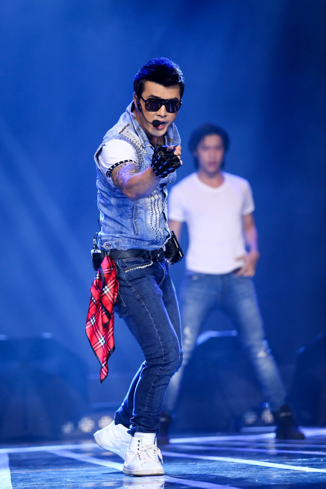 Dù bị chứng thoát vị đĩa đệm hành hạ như Ưng Hoàng Phúc vẫn cố gắng nhảy hết mình để mang tới cho khán giả hâm mộ một phần biểu diễn ấn tượng. Biểu diễn lại ca khúc Lady love của chính mình, nam ca sĩ điển trai vừa hát vừa nhảy liên khiến sức khỏe cũng bị hao hụt. Sức khỏe ảnh hưởng nhiều đến giọng hát khiến anh gần như thều thào, không giữ được những nốt cao.