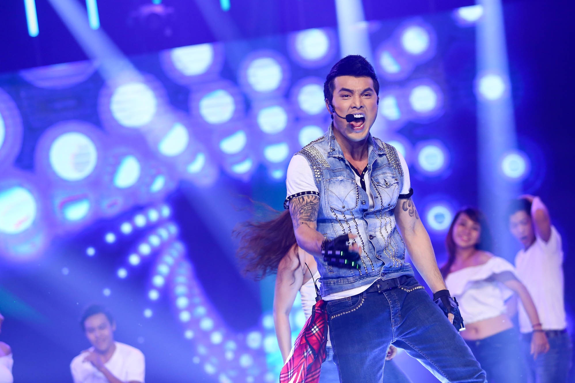 Thông cảm cho sức khỏe của Ưng Hoàng Phúc, ban giám khảo khích lệ tinh thần nhiều hơn là đánh giá. Hồng Nhung khen ngợi: “Chị hiểu tại sao Ưng Hoàng Phúc có nhiều người hâm mộ bởi em đã xây dựng được một hình ảnh rất chân thành, rất đáng mến của thanh niên thời đại mới. Tất nhiên, nhạc dance không phải sở trường, nhưng xin dành lợi khen ngợi và trân trọng với nỗ lực của Ưng Hoàng Phúc khi đau lưng vẫn bỏ rất nhiều công sức, hôm nay phần vũ đạo của bạn đã làm hài lòng tất cả khán giả ở đây”. Lê Hoàng khó tính hơn: “Trong điện ảnh có thuật ngữ gọi là làm tròn vai thì Ưng Hoàng Phúc đã làm tròn vai như người ta mong đợi. Nhưng giá như em có sự say mê, cuồng nhiệt hơn chút nữa. Vì bài này em đã hát nhiều lần, nên có gì đó hơi ỷ y, vì nghĩ mình đã làm chủ nó, nên thiếu chút hồi hộp”.