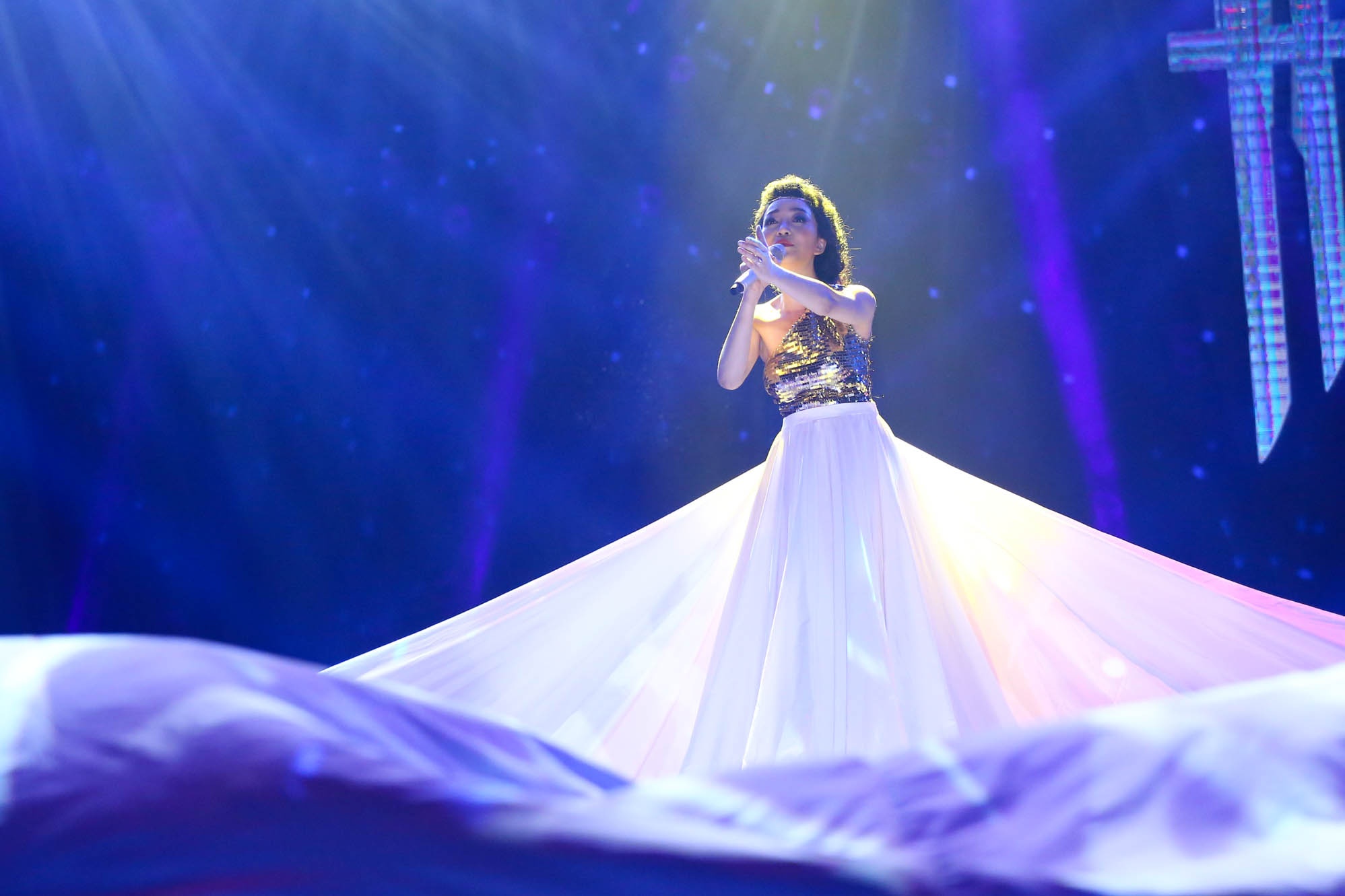 Vì đêm trước, do nghe lời Lê Hoàng “xúi dại”, không ngại ngần cho quạt gió thổi để tạo hiệu ứng tà áo bay trong khi hát nên Phạm Thu Hà bị viêm họng cả tuần liền, ảnh hưởng không ít đến đêm thi nhạc dance tuần này. Chọn ca khúc Chuông gió của Thu Minh, Phạm Thu Hà xuất hiện lộng lẫy với chiếc váy lụa dài rộng che phủ cả sân khấu với sự hỗ trợ của các vũ công. Dù dàn dựng sân khấu khá hoành tráng nhưng giọng hát và vũ đạo vẫn chưa làm ban giám khảo hài lòng trọn vẹn.