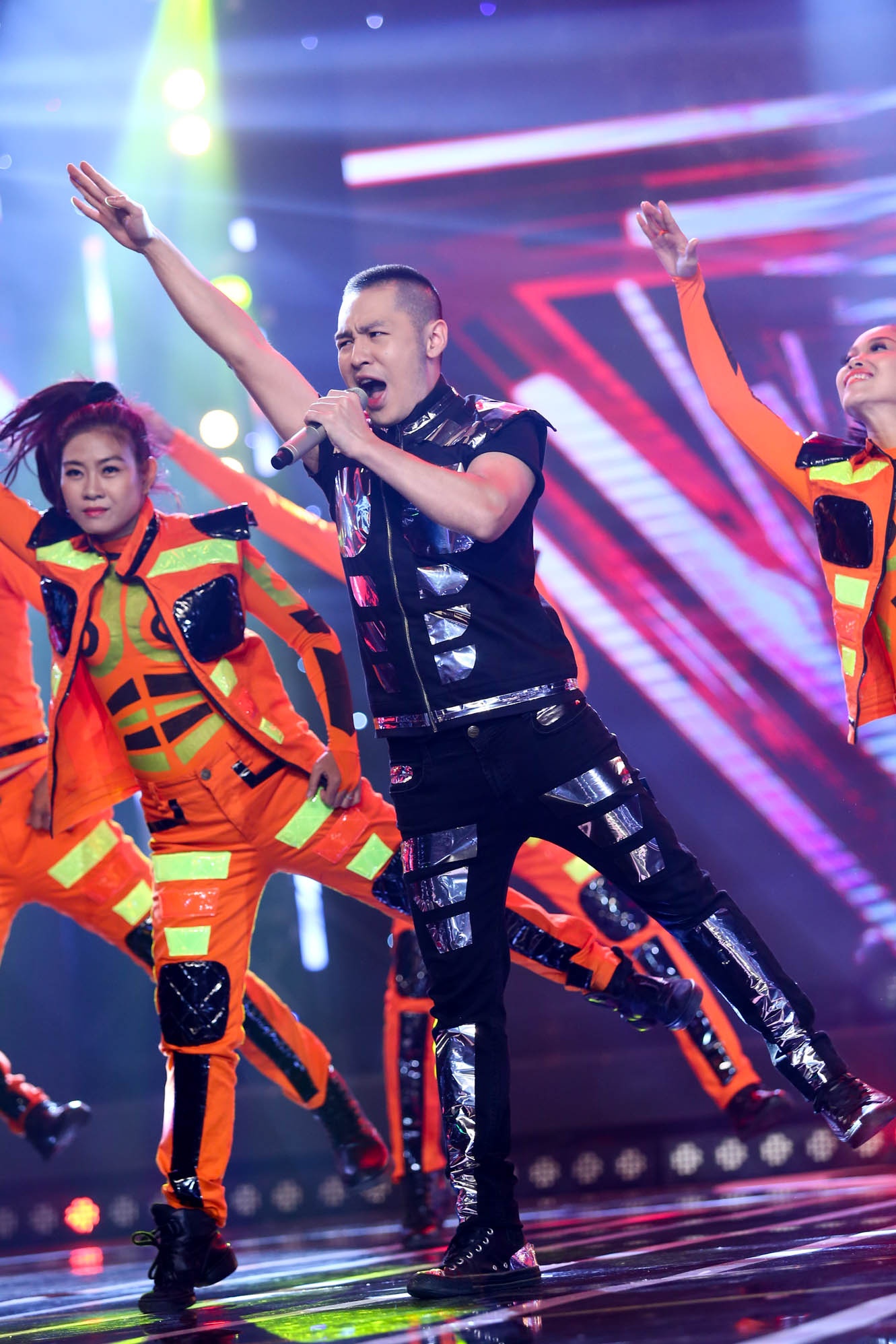 Hoàng Hải tự nhận khá “lo sợ, hoang mang” khi đối mặt với sở đoản là nhạc dance. Nhưng anh bất ngờ thể hiện liên khúc Taxi và Bay đình đám của Thu Minh thành công, dù đôi lúc còn lúng túng trong vũ đạo, nhưng lại tạo nên bước đột phá vì đã thoát ra khỏi vùng an toàn. Giám khảo xinh đẹp Hồng Nhung nhận xét: “Em đã làm một điều khác, chắc chắn như vậy. Mặc dù em có những ngượng nghịu trong vũ đạo nhưng đấy lại là điểm dễ thương. Emn đã bước ra khỏi vùng an toàn của mình, về phần thanh nhạc rất tròn trịa”.