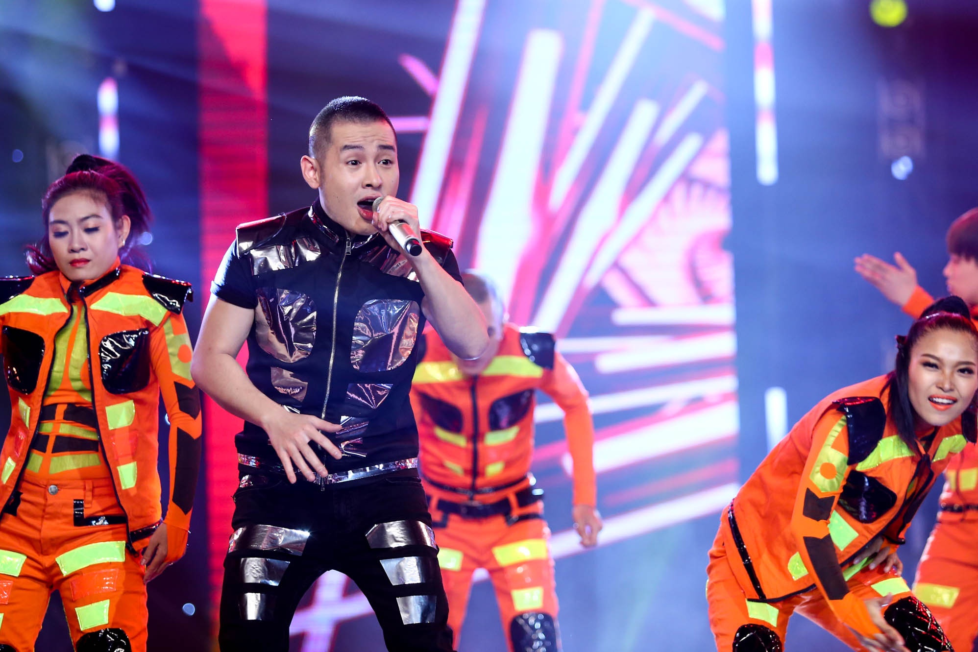 Nhạc sĩ Huy Tuấn đồng ý với ý kiến của Hồng Nhung nhưng anh vẫn chê sự lúng túng khi nhảy của Hoàng Hải vì theo nhạc sĩ, ca sĩ nào cũng phải khó khăn với phần vũ đạo cả. Vốn giành nhiều ưu ái cho Hoàng Hải mấy tuần liền, Lê Hoàng khen ngợi: “Tôi nghĩ ở đời tuổi trẻ như bạn, đẹp trai như bạn, không có sai lầm nào là không sửa chữa được. Tôi nghĩ nếu bạn chưa từng hát nhạc dance thì từ bây giờ nên hát”.