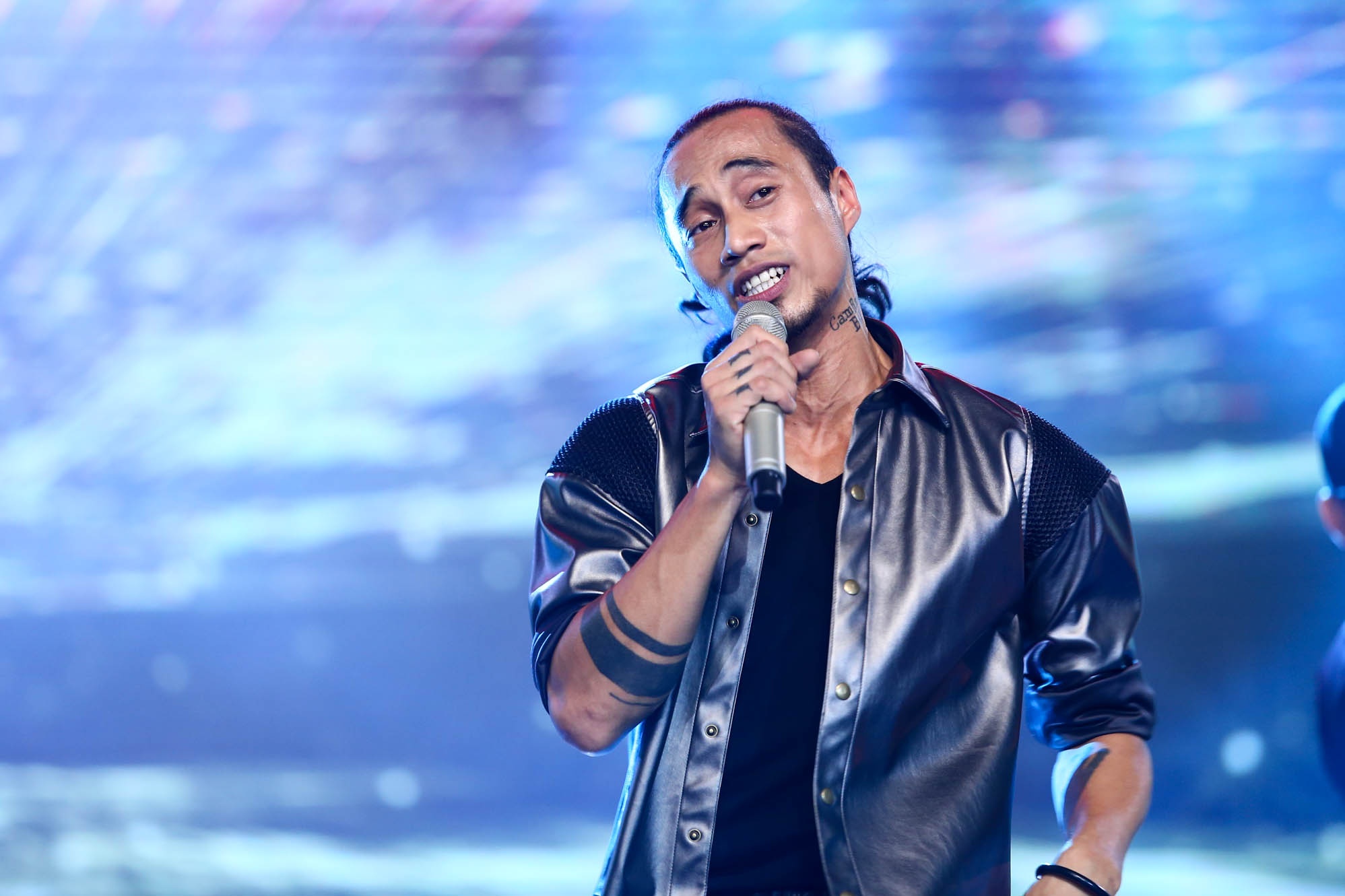 Lê Hoàng không “thù” Anh Khoa vì đã thêm tên mình trong ca khúc, anh nói vui: “Bạn nhắc tôi trong âm nhạc còn may, nếu như bạn là hàng phở, còn nhắc tôi trong nồi ấy”.  Đạo diễn nổi tiếng còn cho rằng: “Mọi lần Khoa hát cuồng nhiệt, sôi nổi mà hôm nay tôi mới biết Khoa còn có thể hát lẳng lơ. Trấn Thành không nhìn thấy rồi, vũ đạo của Khoa còn rất lẵng lơ”.