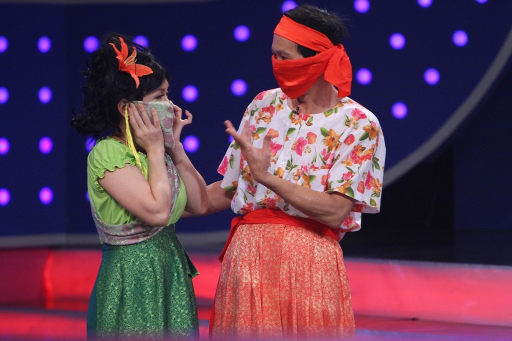 Với sự sành sỏi, kinh nghiệm không khó khăn để vợ chồng Sáu Bảnh có một chiến thắng đè bẹp đối phương. Không những có tiếng cười  vui nhộn của Hoài Linh – Việt Hương, Người bí ẩn tối qua còn đem lại cảm giác rùng rợn vì tiết mục nuốt rắn đầy nguy hiểm