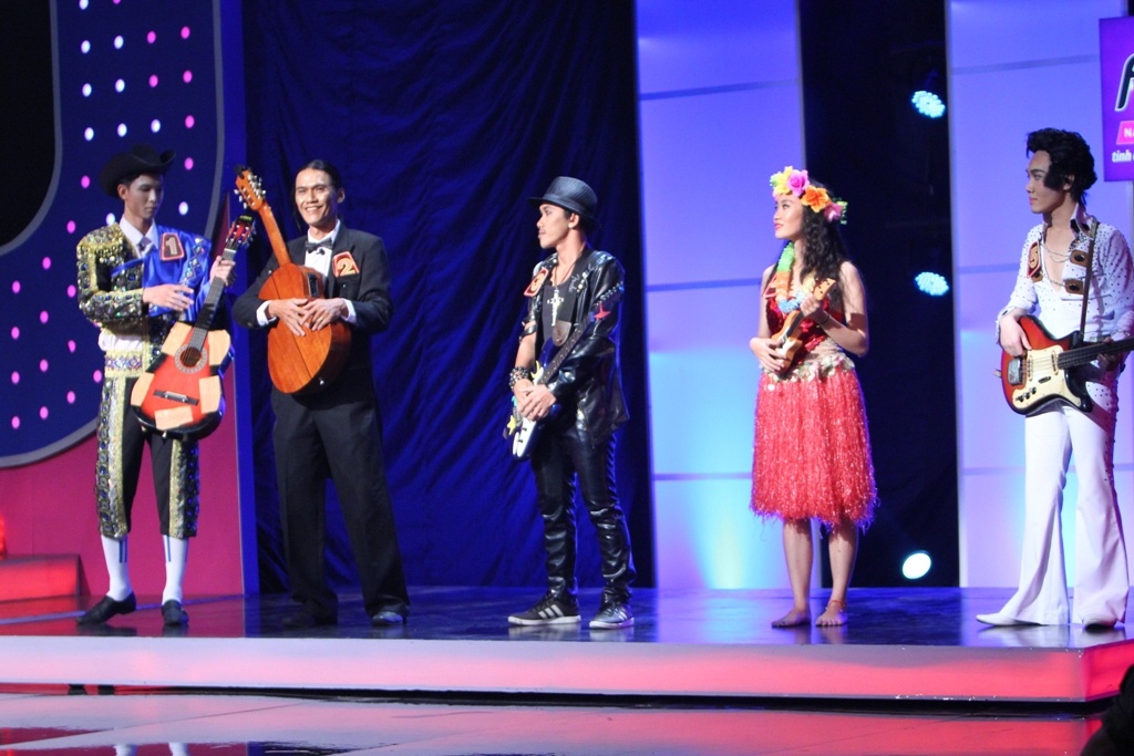 Ở vòng 1, Trấn Thành yêu cầu 2 đội tìm ra người chơi ghi-ta trong 5 người bí ẩn. Ngọc Lan linh cảm nhân vật số 2 mới là người bí ẩn thật sự, tuy nhiên, cô lại nghe theo Trường Giang vì theo anh, nếu quá đơn giản sẽ không đúng, nên anh chọn số 3. 