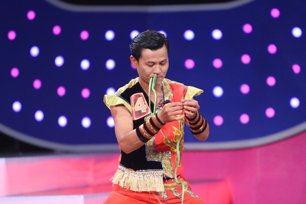 Ở vòng này, 2 đội đều dự đoán chính xác người bí ẩn là nhân vật số 4, nghệ sĩ xiếc Hoàng Sang, tỷ số 2-1 cho đội nhà. Nghệ sĩ Hoàng Sang chia sẻ: “Tui thường nuốt rắn hằng ngày. Nhưng khi lỡ bị rắn chui vào bụng thì không thể lấy ra, rắn sẽ quậy khoảng 5 phút rồi chết, trong 5 phút đó phải chịu đựng đau