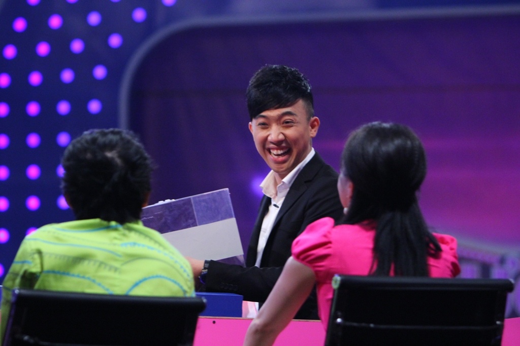 Tiếp tục ở vòng 2, hai đội phải tìm ra người nuốt rắn. Đây là vòng đấu mang lại nhiều tiếng cười vui nhộn nhất. Khi Trấn Thành mang thùng đựng rắn yêu cầu Việt Hương nuốt, nữ danh hài hùng hổ nhưng sau đó lại hỏi nhẹ: 