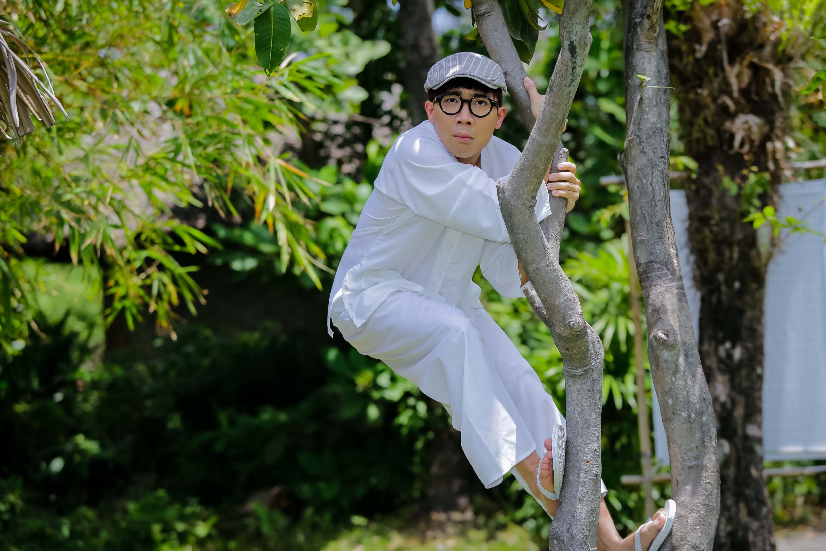 Trấn Thành đa tài khi làm nhiều vai trò khác nhau, từ MC đến diễn viên, ca hát. Chính vì vậy, e-kip Tuyệt đỉnh tranh tài nghĩ ra ý tưởng thực hiện một MV ca nhạc hài gửi đến khán giả trong đêm thi tuần này và quyết định mời Trấn Thành thể hiện một vai rất cá tính.