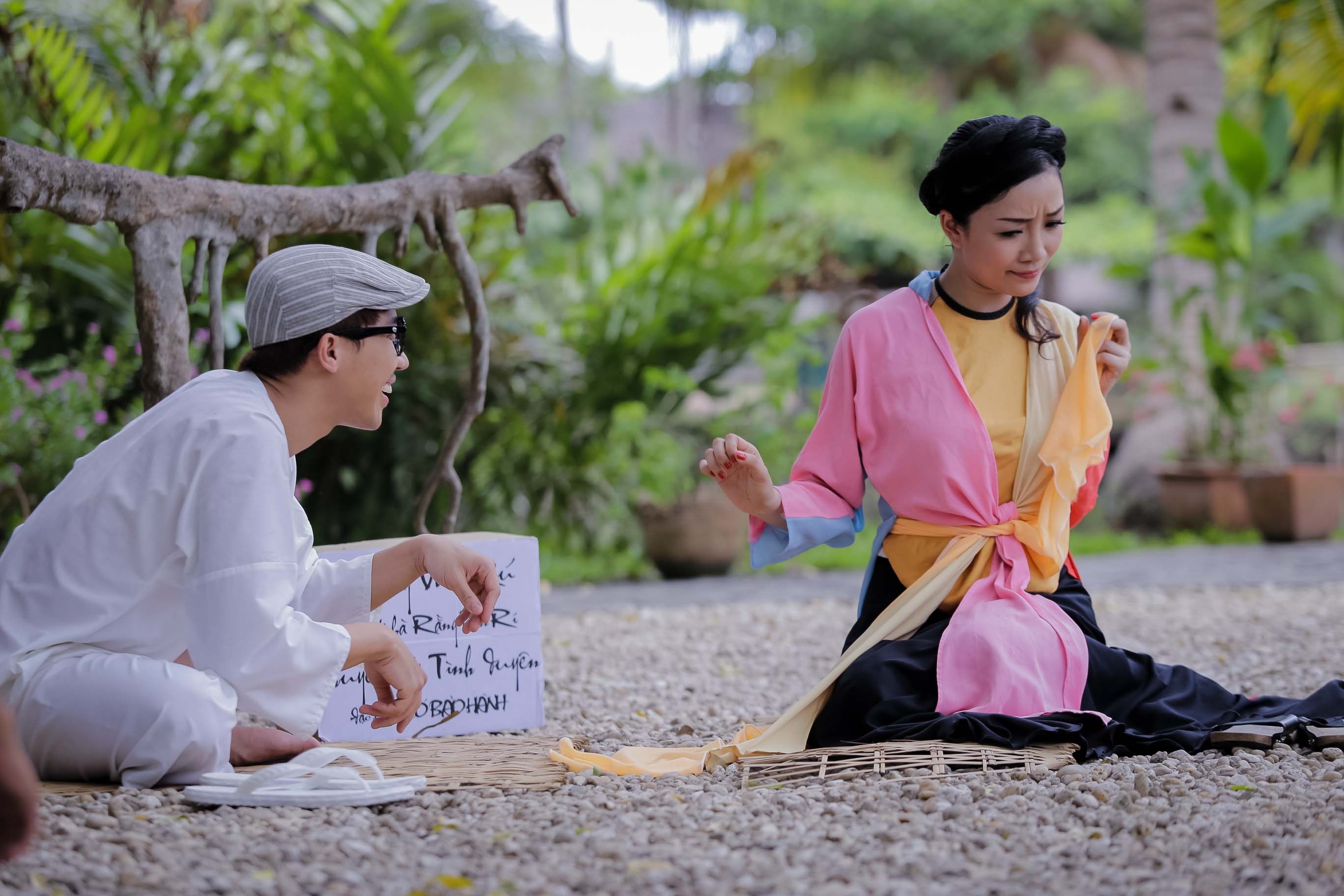 Dù trong hoàn cảnh như thế nào, Trấn Thành vẫn luôn thoải mái, tự nhiên và tập trung vào công việc. Với tính cách vui nhộn, anh luôn là cây cười cho cả đoàn. Những màn “đối đáp lượm liền” luôn khiến mọi người cười lăng, cười bò.