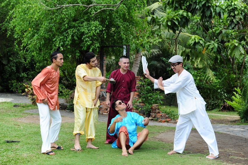 Trong MV còn có thêm ông hàng xóm hay bày trò Ưng Hoàng Phúc và ông thầy bói giả mù Trấn Thành “gian manh”, nhiều chuyện. 