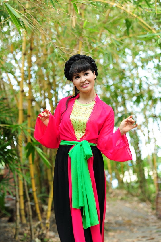 Còn về cách dàn dựng, Nhung phải nhờ đến e-kip chuyên nghiệp. Nhưng rất may mắn là cô giáo của Nhung cũng đã động viên, Nhung còn hồi hộp nghĩa là còn đầy nhựa sống với hoạt động nghệ thuật và đam mê với hoạt động nghệ thuật, nên Nhung cứ giữ như vậy đi.”