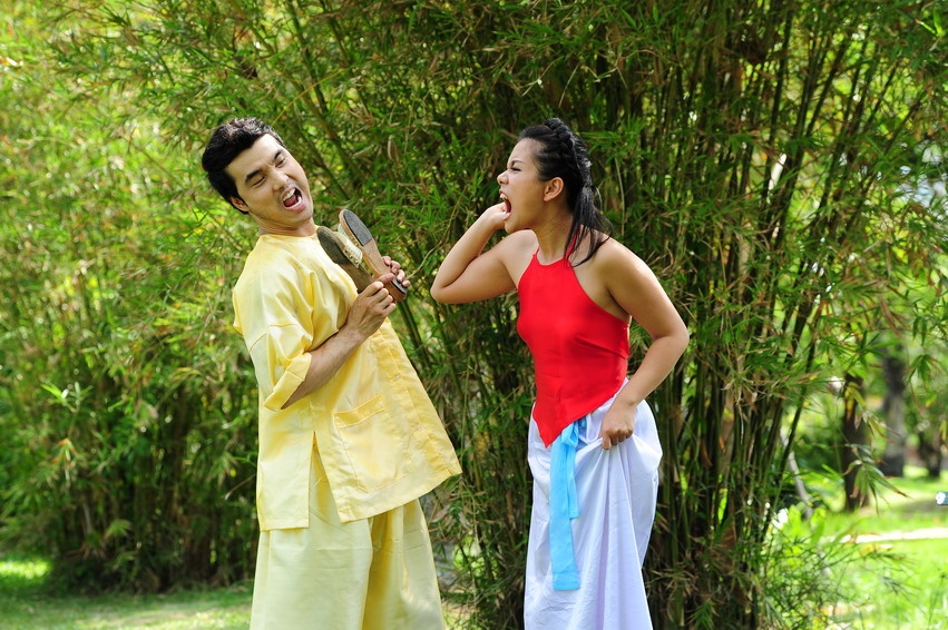 Các bài hát dân ca cần rất nhiều luyến láy, cách rung để phù hợp với bài hát đó. Tuần này Vy phải luyện tập rất nhiều. Vy có một người sư phụ ở nhà dạy Vy cách hát những hài hát dân ca đó chính là mẹ Vy vì mẹ Vy hát dân ca Huế rất hay”.