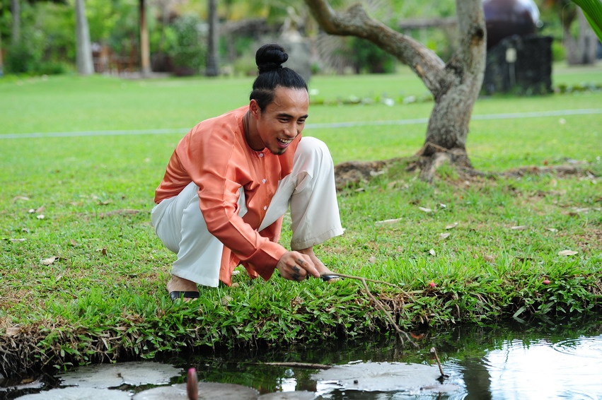 Quen thuộc với thể loại rock mạnh mẽ, cá tính, dân ca có vẻ là dòng nhạc đối lập với phong cách của Phạm Anh Khoa, anh cũng “sợ hãi” nhất với cách luyến láy của dòng nhạc này. Dân ca đòi hỏi sự mượt mà, uyển chuyển nên nam rocker phải tạm quên đi chất rock của mình để hòa vào dòng nhạc đầy tình cảm này. 