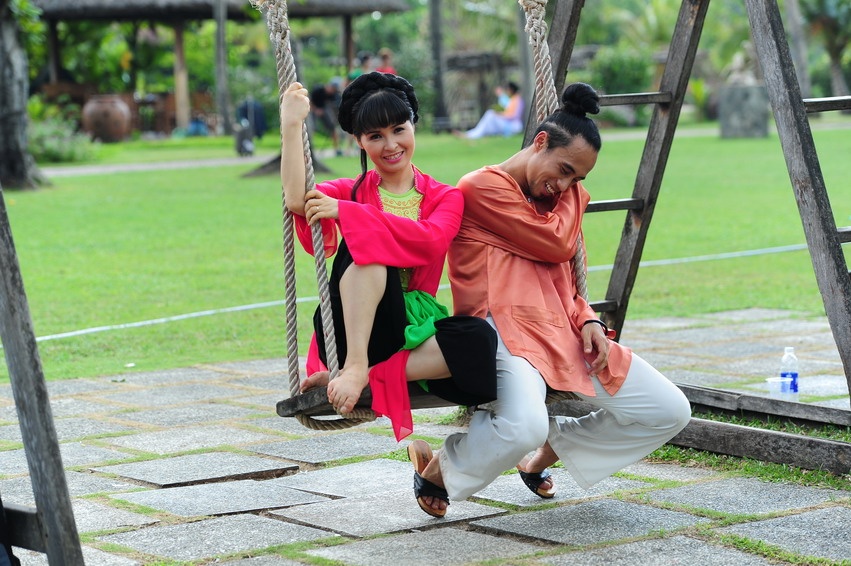 Dù đã là ca sĩ chuyên nghiệp với thể loại nhạc dân ca nhưng ca sĩ Trang Nhung vẫn còn trong mình sự hồi hộp khi biểu diễn trước khán giả: “Đây là tiết mục mà Nhung đầu tư khá kỹ, ý tưởng đã quá rõ nét, đây là một bài hát nói đến ba miền của Việt Nam. Nhung cũng đưa ra ý tưởng về trang phục, cách hát, luyến láy.