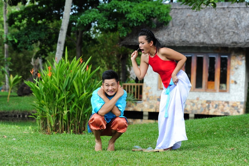 Phương Vy (chịu khó nhưng lại hay mơ mộng, luôn mơ ước có 1 ông chồng hoàn hảo) – Đức Tuấn (hậu đậu việc nhà nhưng lại ăn chơi giỏi)