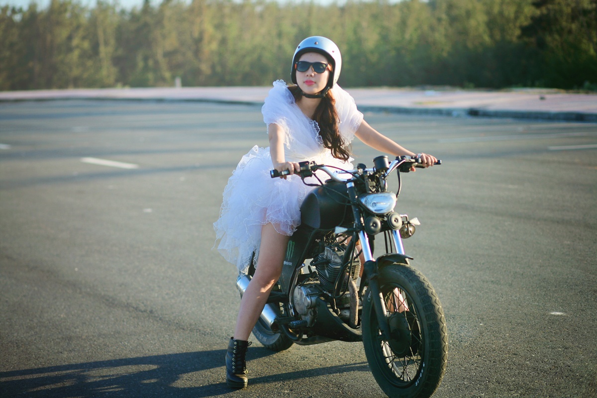 Trở lại với các dự án âm nhạc sau một thời gian dài yên ắng, Lan Trinh bất ngờ ra mắt MV Marry Me – Mình cưới nhau nhé, gây chú ý với cảnh mặc váy cưới cưỡi mô tô cùng những khoảnh khắc tình tứ bên trai lạ. Ca khúc do Mr. Siro sáng tác, được Lan Trinh phối mới theo phong cách acoustic nhằm mang đến cảm xúc mới lạ cho người nghe.