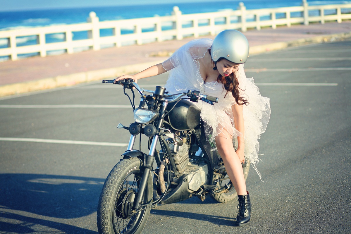 Thời điểm thu âm Marry Me cũng là thời điểm Lan Trinh đang hạnh phúc với người mình yêu. Khi thực hiện MV này, Lan Trinh cũng có ý muốn mời người yêu cô đóng cùng nhưng anh lại không đồng ý.  Bị từ chối nhưng Lan Trinh lại cảm thấy bất ngờ và hạnh phúc khi biết lý do người yêu đưa ra là muốn để dành cảm giác thật vào đúng ngày trọng đại. Mặc dù vậy, anh cũng rất ủng hộ về mặt tinh thần để Lan Trinh hoàn thành sản phẩm âm nhạc này.