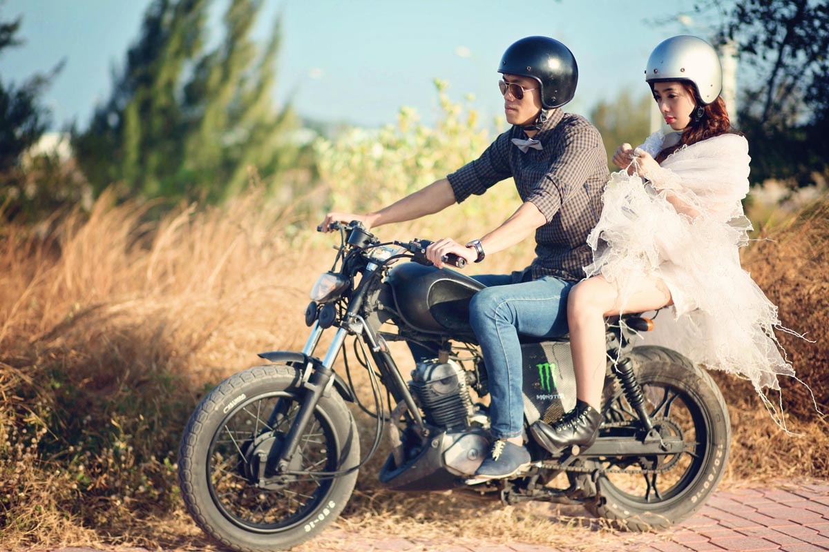 Ekip đã nhanh chóng đến tiệm áo cưới gần đó và tìm được chiếc váy cưới khác và tiếp tục thực hiện các cảnh quay.