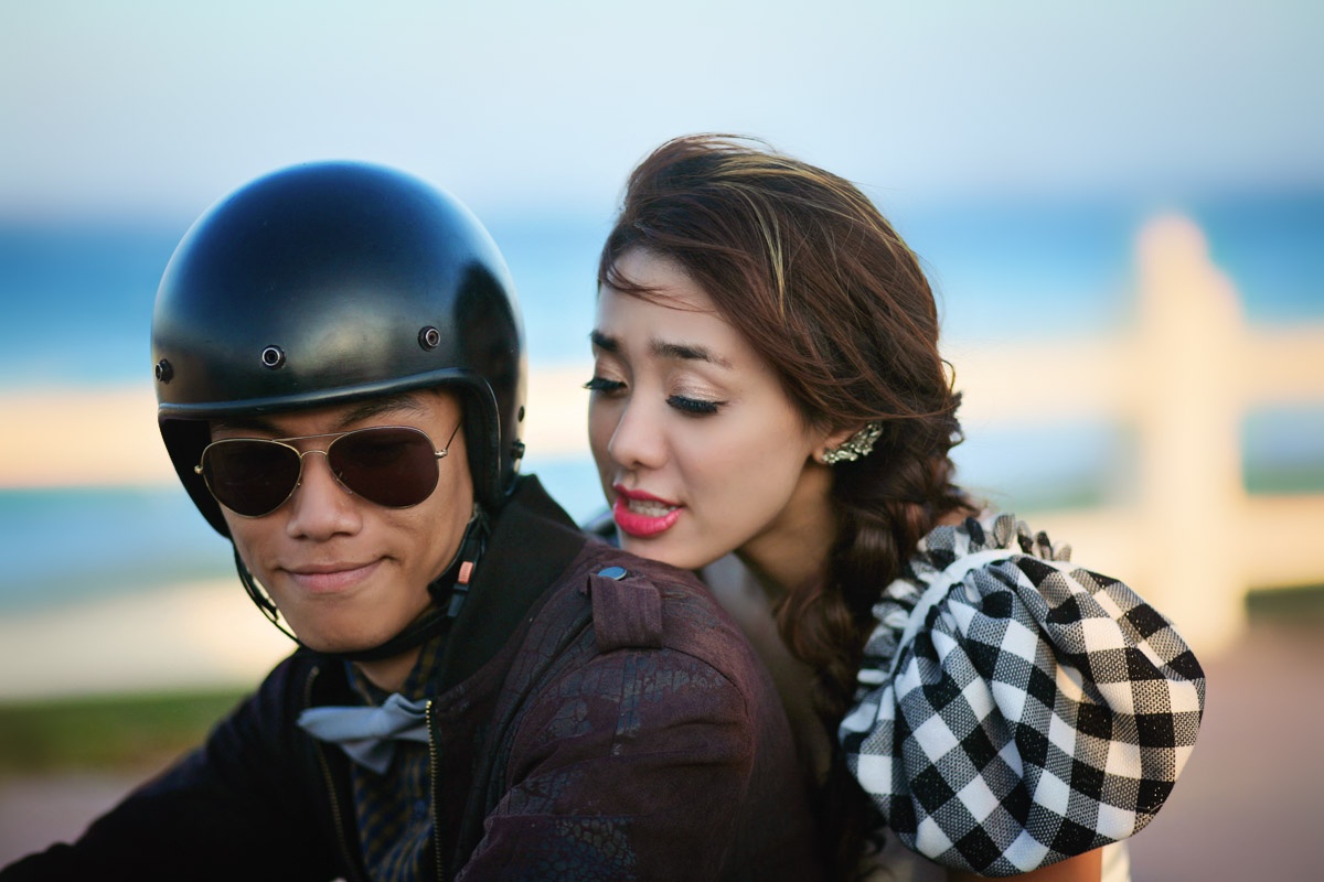 Khó khăn thứ hai là những cảnh quay đứng ở bờ đá, Lan Trinh cũng khá sợ vì sóng biển đánh mạnh, đi chân trần trên vách đá đầy rêu và cả những cạnh sắc có thể bị cứa vào chân hoặc trợt té. Lúc đang quay, vì quá tập trung, sóng lớn đã làm ướt hết váy và ekip phải chờ cả buổi mới có thể tiếp tục các cảnh quay.