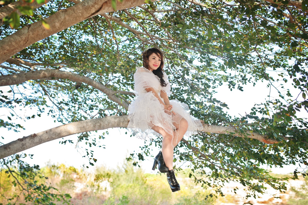 MV Marry Me do Lan Trinh đồng đạo diễn, được thực hiện 3 ngày, trong đó có 2 ngày tại vùng biển Cam Ranh (Khánh Hòa). Để thực hiện MV này, Lan Trinh đã phải vượt qua nhiều thử thách. Đầu tiên là cảnh quay ngồi hát trên một cành cây cao chông chênh và không có điểm tựa. Mặc dù là người sợ độ cao nhưng để có những cảnh quay đẹp, Lan Trinh đã quyết vượt qua nỗi sợ của mình. 