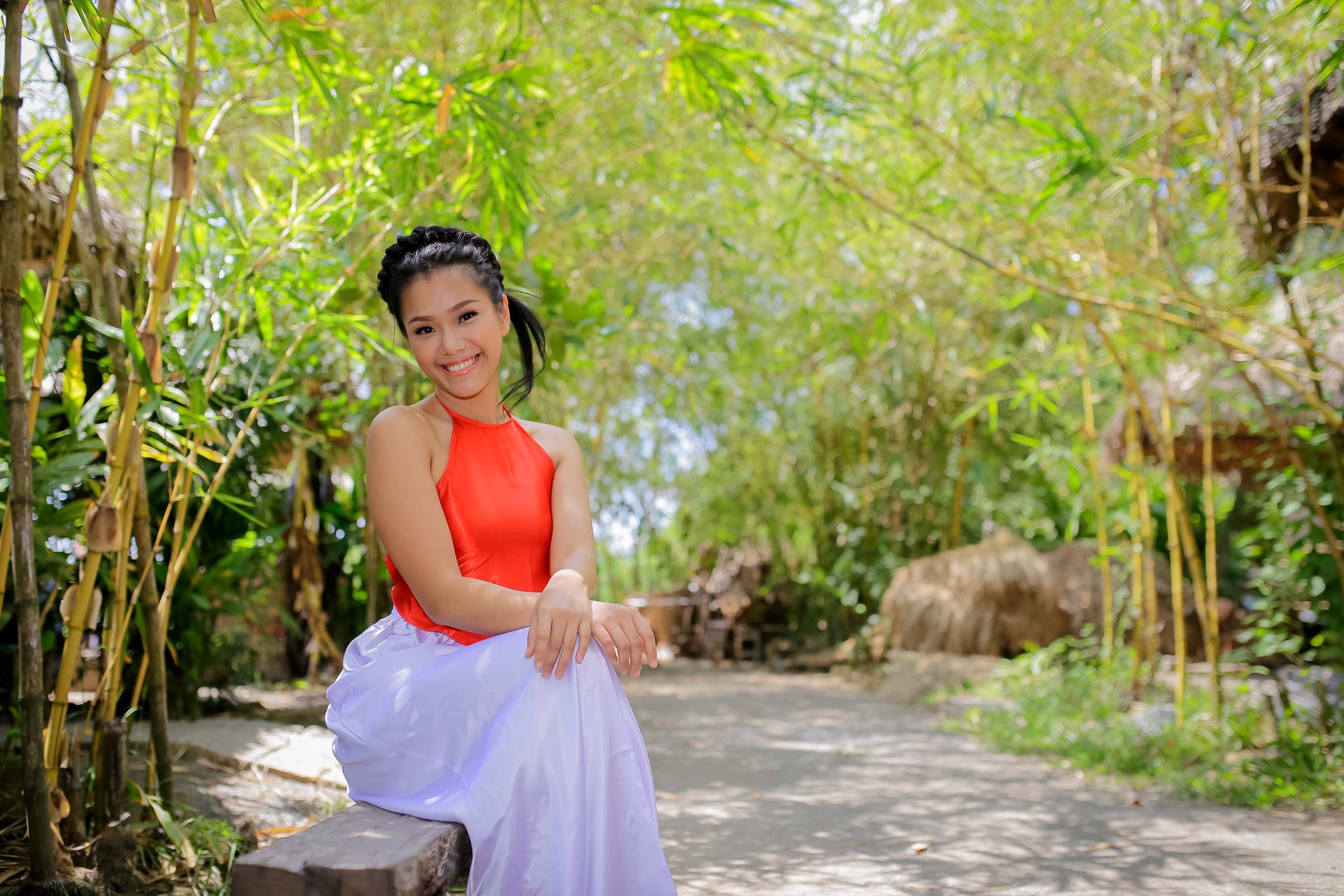 Tưởng chừng một ca sĩ hát nhạc pop sẽ dễ dàng khi hòa nhập với dòng nhạc dân ca, nhưng Phương Vy lại gặp khá nhiều bối rối và khó khăn đối với dòng nhạc này: “Để chọn một bài hát dân ca ì Vy khá bối rối, thật ra Vy rất thích những ca khúc miền Bắc, các ca khúc dân ca ở miền Trung ngọt ngào và trữ tình và ở miền Nam cũng rất hay và nên băn khoăn lắm. 