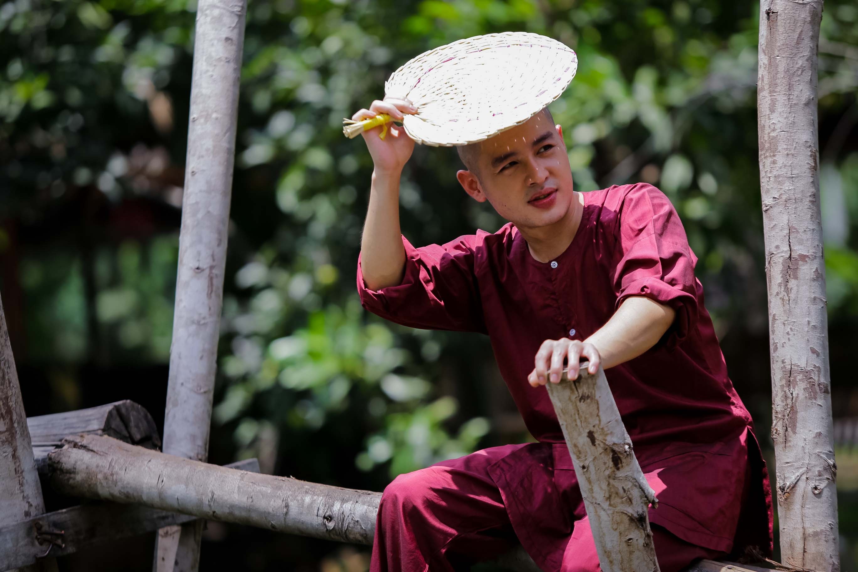 Đối với thể loại dân ca quan trọng là cảm xúc, tình cảm của mình trong khi thể hiện bài hát, còn về diễn xuất, dàn cảnh thì mình sẽ cố gắng để  giống với khung cảnh đời sống của bà con miền Nam Bộ