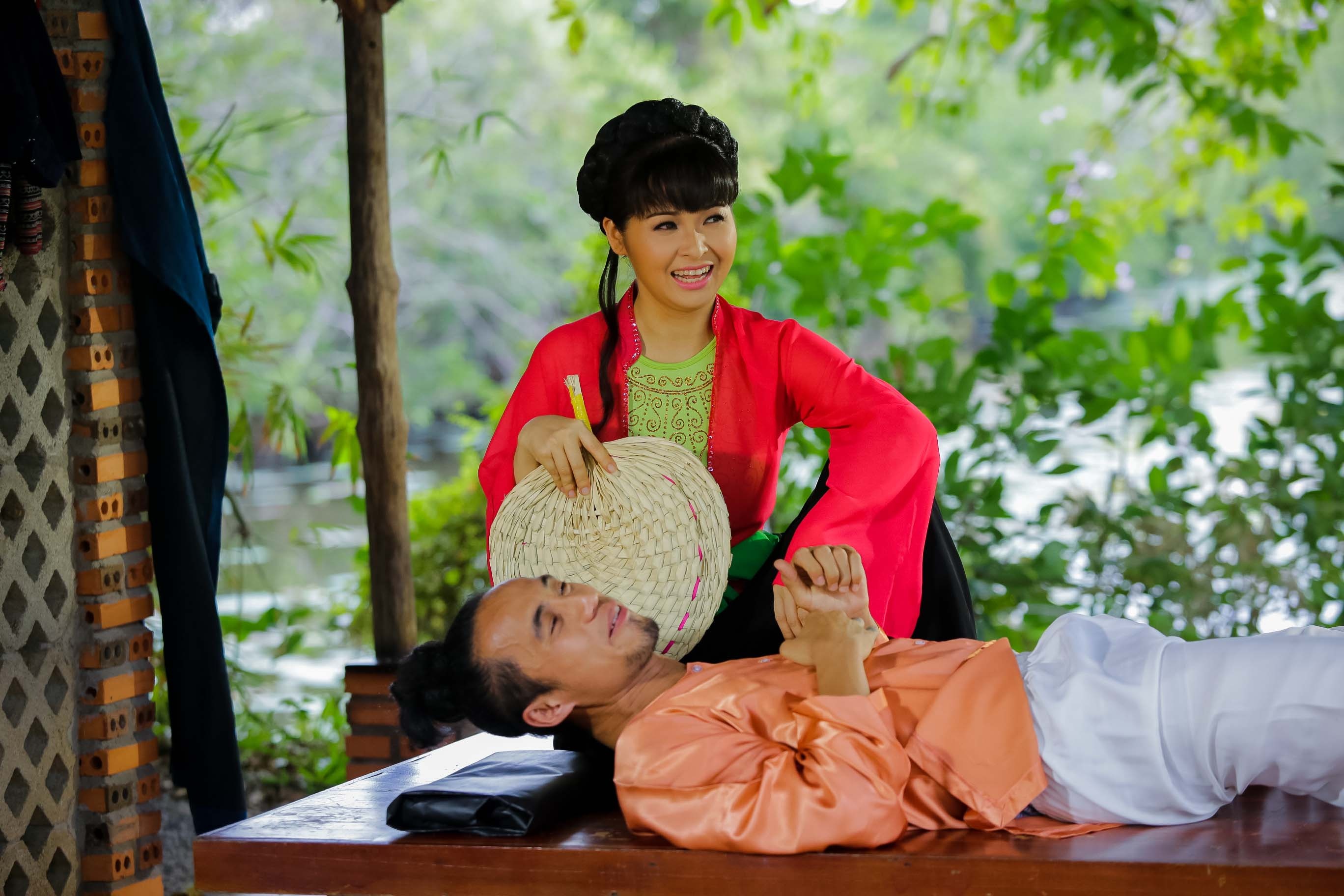 MV là câu chuyện ở một làng quê với 3 cặp vợ chồng Trang Nhung (dữ dằn, hay ăn hiếp chồng nhưng lại thương, lo cho chồng) – Phạm Anh Khoa (khờ khạo, nhút nhát, biếng ăn & hay khóc nhè)...