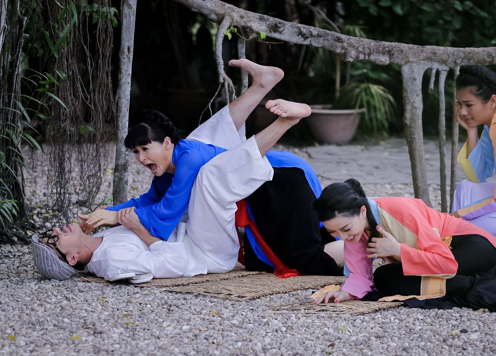 Trong MV khán giả sẽ chứng kiến các bà vợ “hành hạ” các ông chồng như thế nào. Và lần đầu tiên người xem sẽ thấy các ca sĩ hóa thân thành những chàng trai, cô gái miền quê chân chất, thật thà, cá tính nhưng hết mực yêu thương gia đình, hàng xóm. 