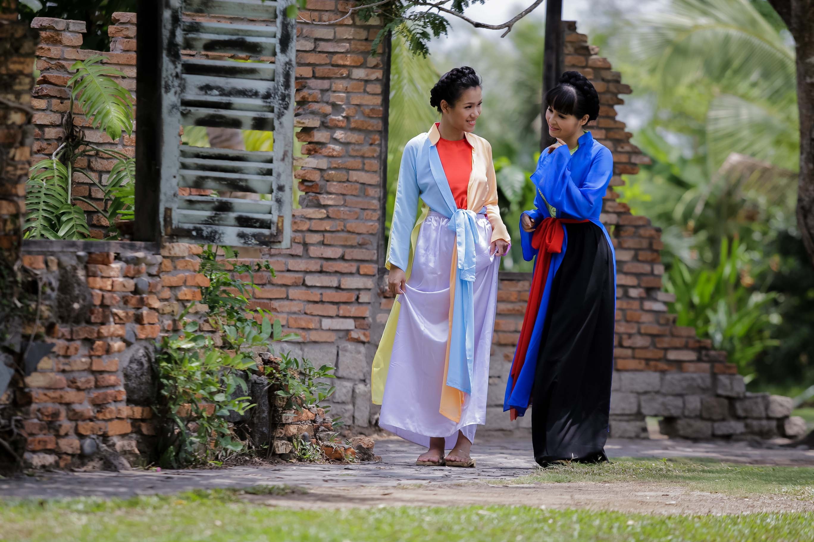 Phương Vy, Phạm Thu Hà và Trang Nhung hóa thân thành những bà vợ quê nhưng không kém phần sắc xảo. 