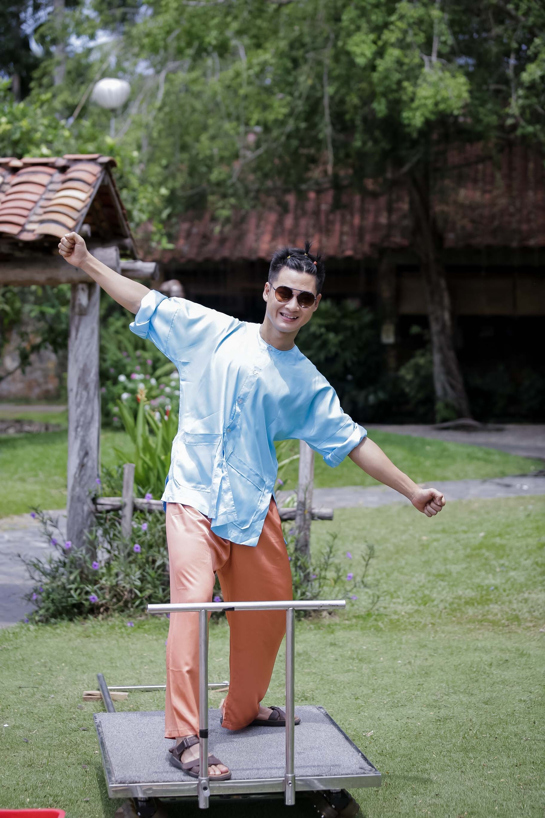 Là một ca sĩ sinh ra và lớn lên tại An Giang, một tỉnh miền Tây Nam Bộ, tuy nhiên bố của anh là người gốc Bắc, mẹ là người miền Trung, khi đi học tiếp xúc với nhiều bạn bè là người Chăm tại An Giang, cho nên anh thường nói đùa với bạn bè rằng mình là sự tổng hợp của dân ca ba miền. Đức Tuấn vẫn chia sẻ rằng: “Chắc chắn một ca sĩ theo dòng nhạc trữ tình và cổ điển như Tuấn sẽ gặp nhiều khó khăn khi hát dòng nhạc dân ca. Tuy nhiên Tuấn gặp may mắn là những dòng nhạc trữ tình mà Tuấn theo đuổi như của Trịnh Công Sơn, Văn Cao… sử dụng chất liệu dân gian khá là nhiều, nên phần nào đó Tuấn cũng làm quen với những cách luyến láy của dân ca”. 