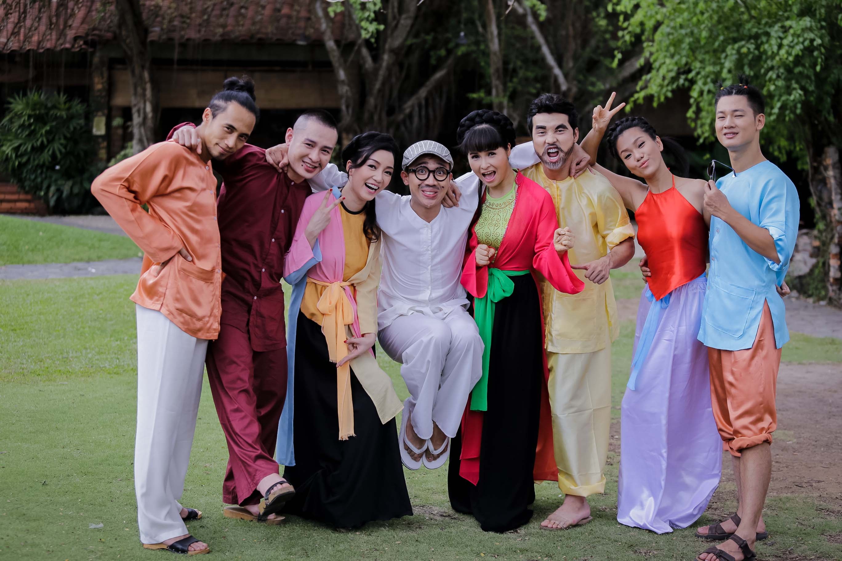 Chuẩn bị cho đêm chủ đề nhạc dân ca – dân gian đương đại, top 7 ca sĩ của Tuyệt đỉnh tranh tài và MC Trấn Thành thực hiện MV hài Bà rằng bà rí tặng khán giả. 