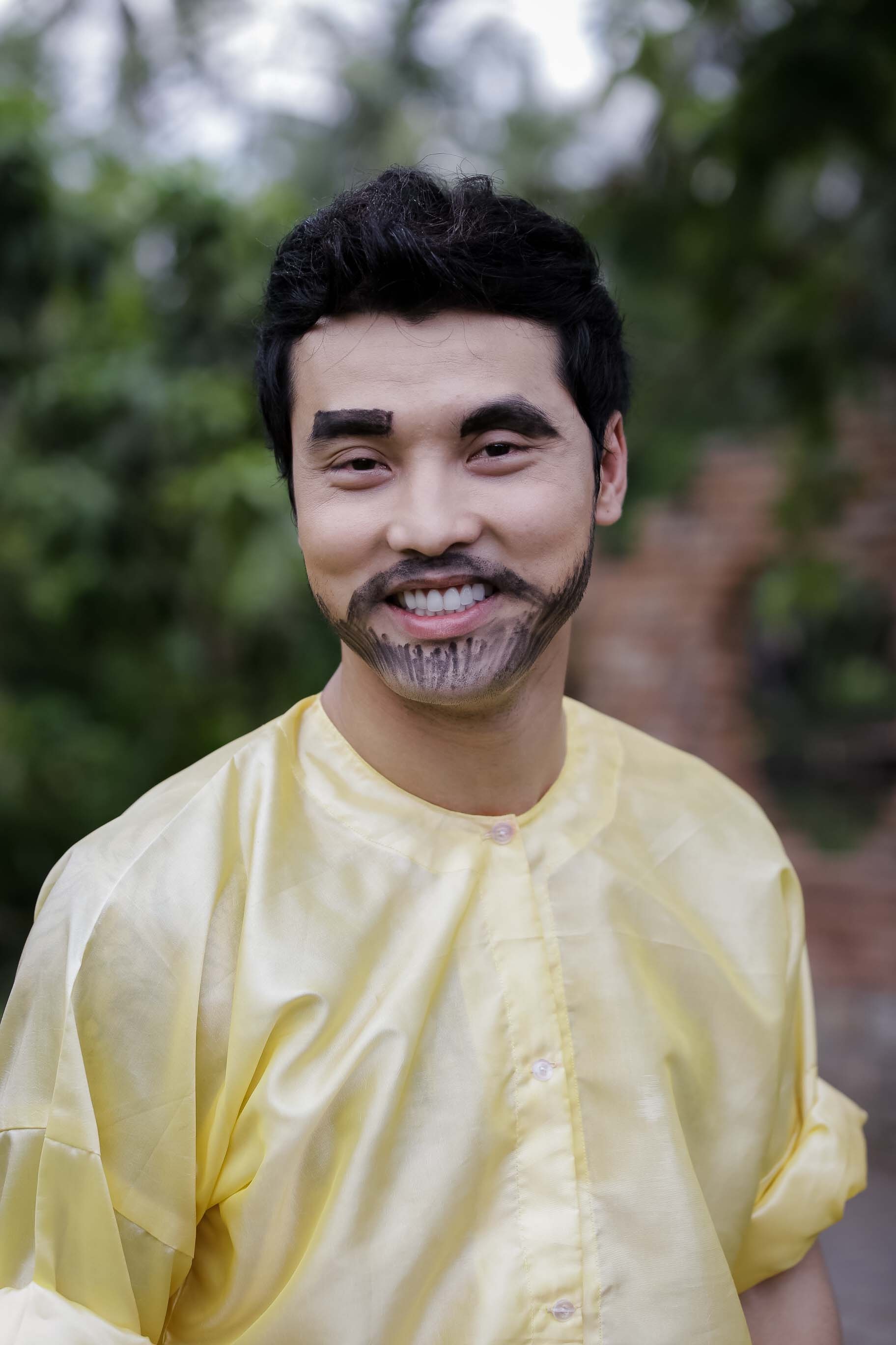 Để khắc họa hình ảnh nhận vật sống động nhất, các ca sĩ đã phải hy sinh hình tượng vì nghệ thuật, Ưng Hoàng Phúc thêm râu ria cho khuôn mặt điển trai, Phạm Anh Khoa tạo hình cho mái tóc một chỏm trên đầu cùng với chòm hoa tạo điểm nhấn khá đặc biệt. 