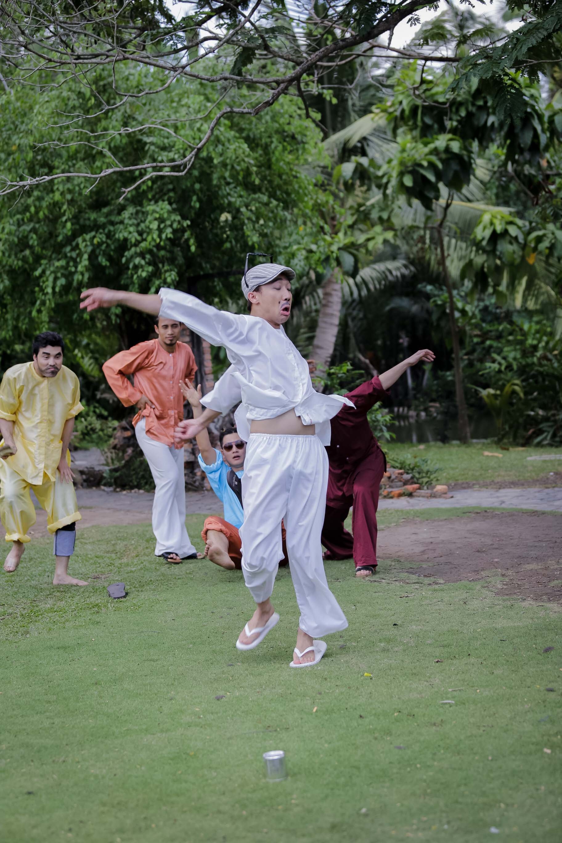 MV có những cảnh quay đậm chất miền quê Việt Nam và các trò chơi dân gian như: bắn bi, tạt lon, … Các cảnh quay đều được thực hiện hết sức chân thực, từ cảnh tạt lon tới cảnh sợ hãi trước các bà vợ đều được Trấn Thành hướng dẫn các ca sĩ thể hiện với điệu bộ và biểu cảm sống động. 