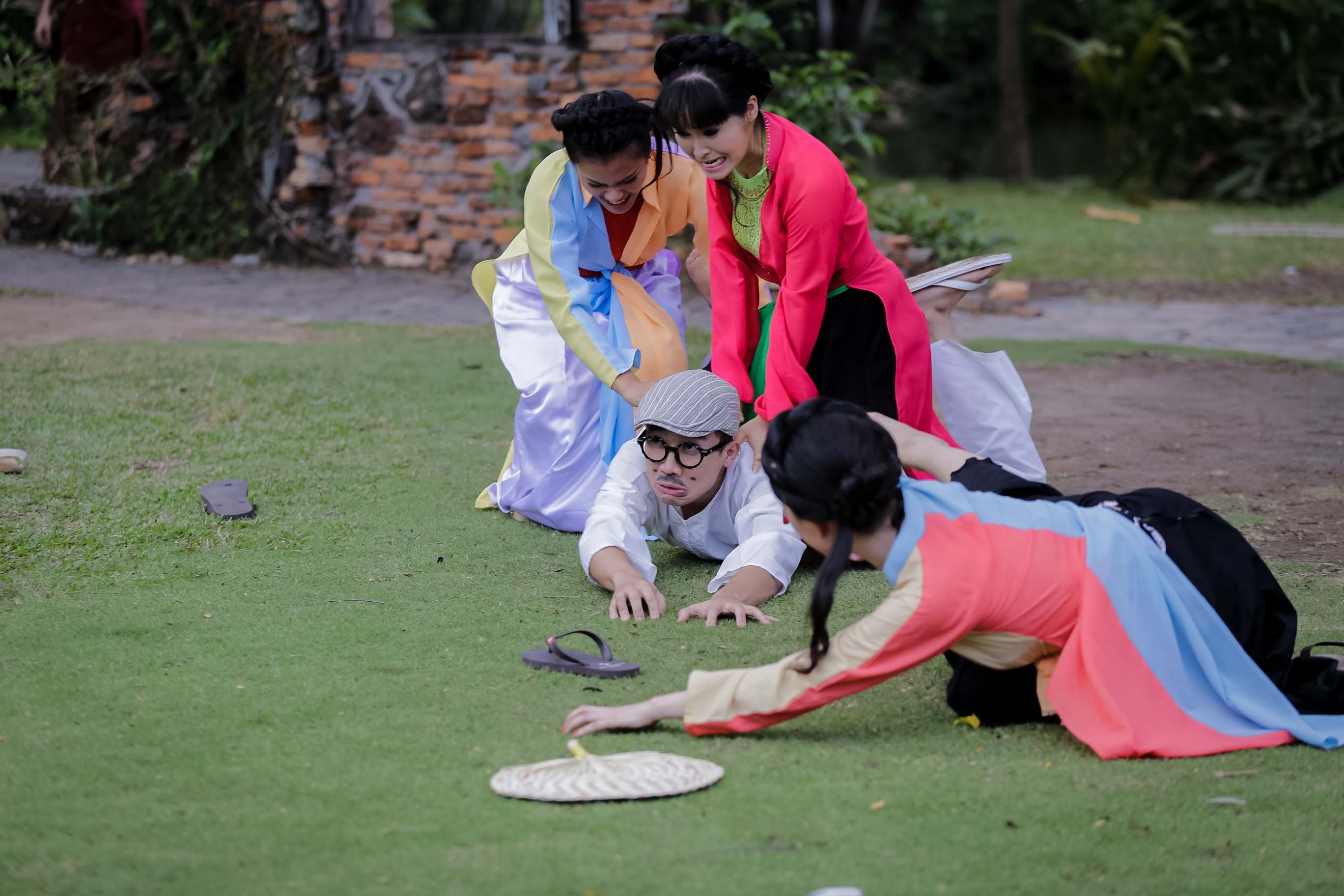 Trong cảnh quay chọi lon, Trấn Thành đã “mạnh tay” chọi dép trúng Phạm Thu Hà và “hai bà vợ” cùng phe đã cho ông thầy bói nhiều chuyện một trận nhừ tử.