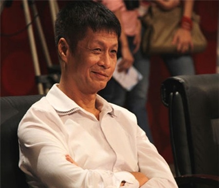 Gương mặt của đạo diễn Lê Hoàng khá biểu cảm. Ông được rất nhiều người yêu mến qua những bộ phim như Gái nhảy, Ai xuôi vạn lý... Không chỉ thế, giọng văn